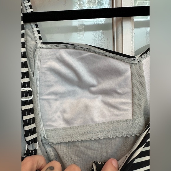 Bond Eye Australia Swimsuit D/DD Cup One Piece Black White Striped Size 6 US - Picture 6 of 11